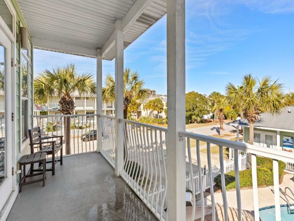 Luxury Beachside Retreat in Destin - 6-Bedroom Home with Guests House