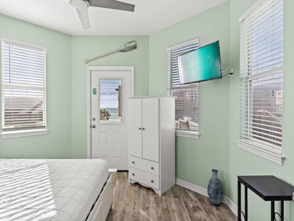 Luxury Beachside Retreat in Destin - 6-Bedroom Home with Guests House