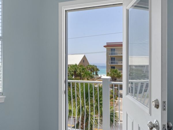 Luxury Beachside Retreat in Destin - 6-Bedroom Home with Guests House