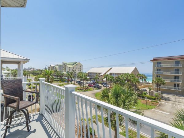 Luxury Beachside Retreat in Destin - 6-Bedroom Home with Guests House