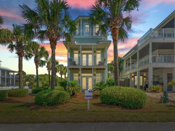 Luxury Beachside Retreat in Destin - 6-Bedroom Home with Guests House