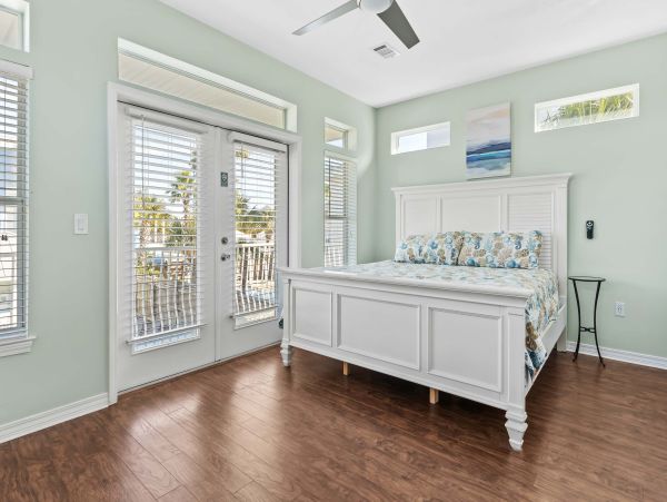 Luxury Beachside Retreat in Destin - 6-Bedroom Home with Guests House