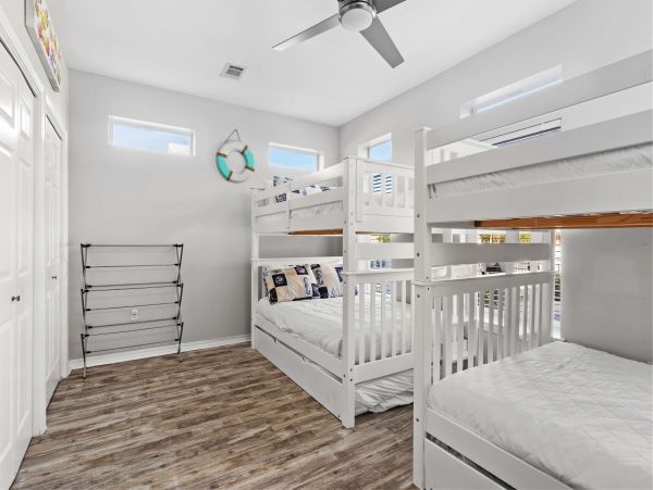Luxury Beachside Retreat in Destin - 6-Bedroom Home with Guests House