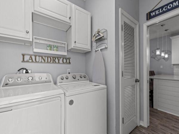 Luxury Beachside Retreat in Destin - 6-Bedroom Home with Guests House