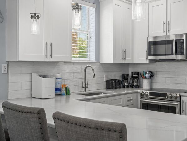 Luxury Beachside Retreat in Destin - 6-Bedroom Home with Guests House