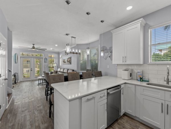 Luxury Beachside Retreat in Destin - 6-Bedroom Home with Guests House