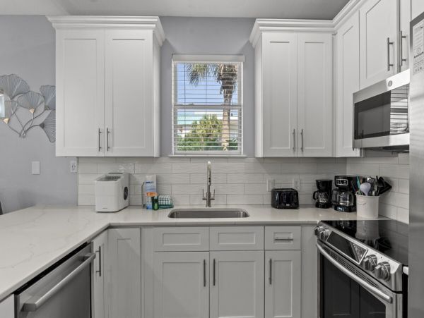 Luxury Beachside Retreat in Destin - 6-Bedroom Home with Guests House