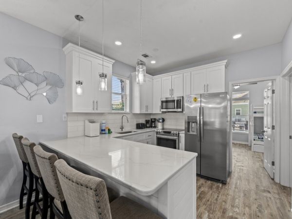 Luxury Beachside Retreat in Destin - 6-Bedroom Home with Guests House