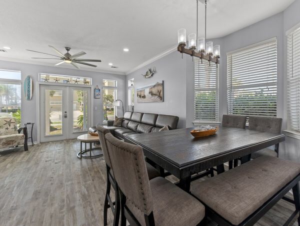 Luxury Beachside Retreat in Destin - 6-Bedroom Home with Guests House