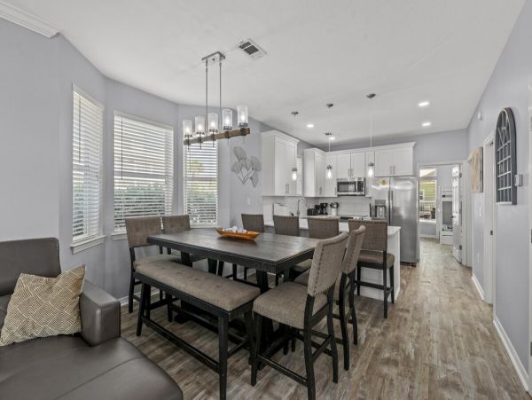 Luxury Beachside Retreat in Destin - 6-Bedroom Home with Guests House