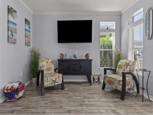 Luxury Beachside Retreat in Destin - 6-Bedroom Home with Guests House