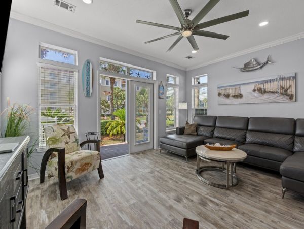 Luxury Beachside Retreat in Destin - 6-Bedroom Home with Guests House