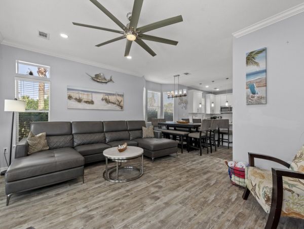 Luxury Beachside Retreat in Destin - 6-Bedroom Home with Guests House