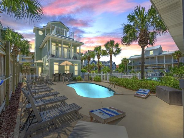 Luxury Beachside Retreat in Destin - 6-Bedroom Home with Guests House