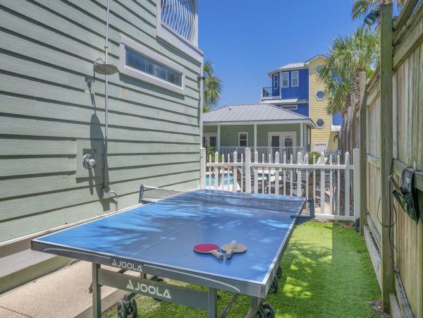 Luxury Beachside Retreat in Destin - 6-Bedroom Home with Guests House