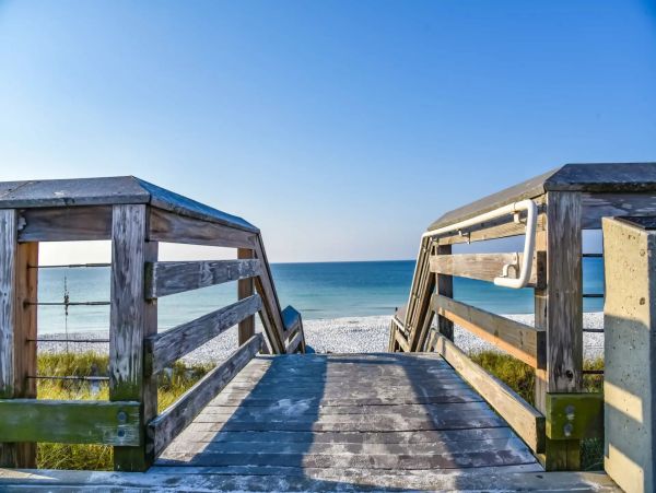 Luxury Beachside Retreat in Destin - 6-Bedroom Home with Guests House