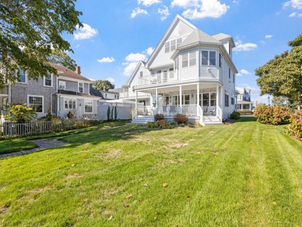 Spacious Beachfront Retreat on Onsset Beach - Your Perfect Getaway