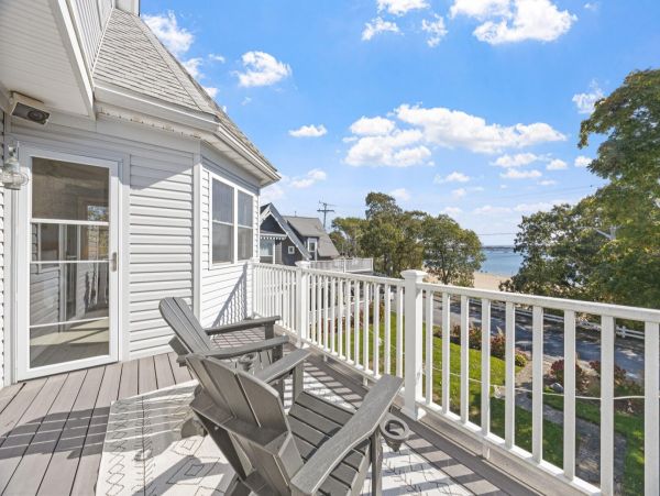 Spacious Beachfront Retreat on Onsset Beach - Your Perfect Getaway