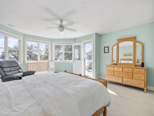 Spacious Beachfront Retreat on Onsset Beach - Your Perfect Getaway