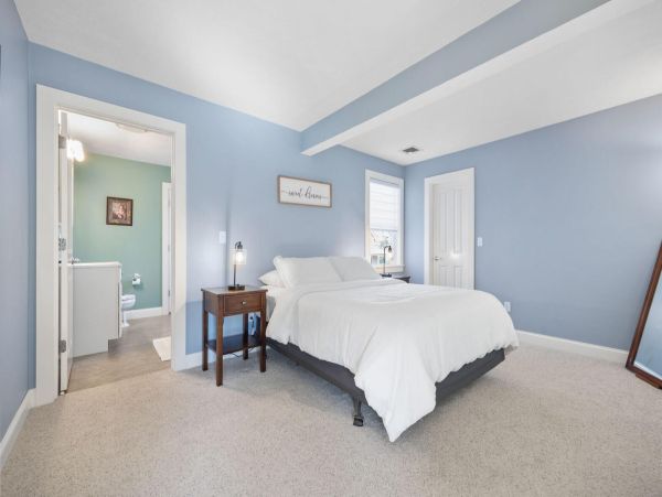 Spacious Beachfront Retreat on Onsset Beach - Your Perfect Getaway