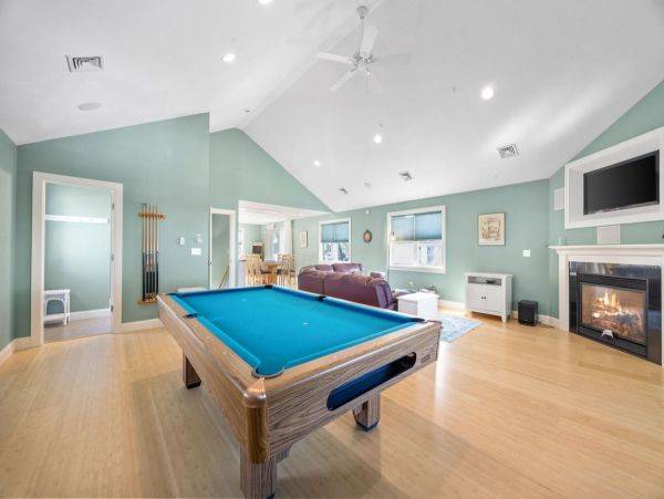 Spacious Beachfront Retreat on Onsset Beach - Your Perfect Getaway