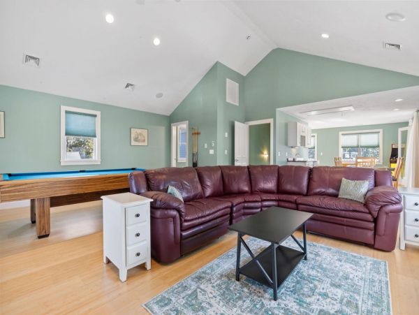 Spacious Beachfront Retreat on Onsset Beach - Your Perfect Getaway