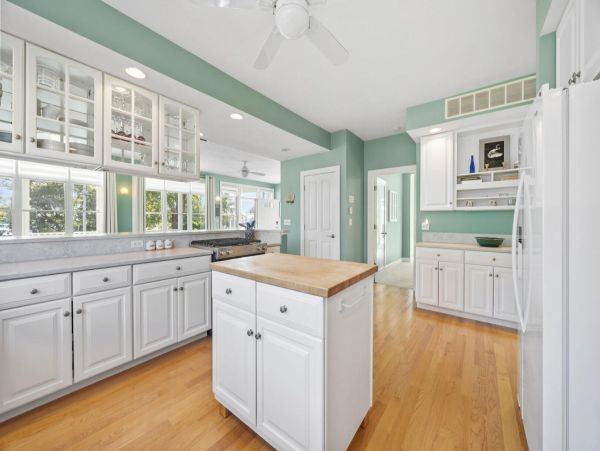 Spacious Beachfront Retreat on Onsset Beach - Your Perfect Getaway