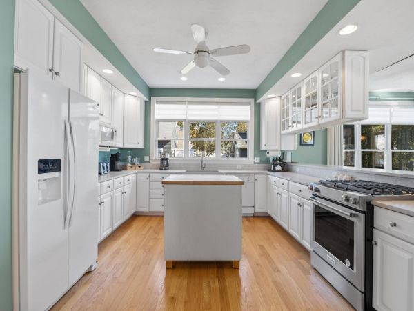 Spacious Beachfront Retreat on Onsset Beach - Your Perfect Getaway