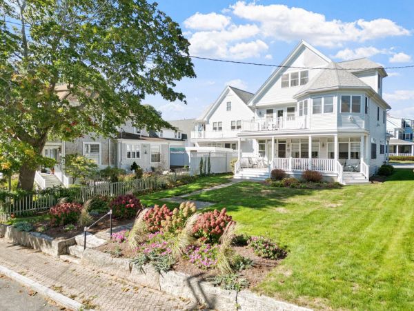 Spacious Beachfront Retreat on Onsset Beach - Your Perfect Getaway