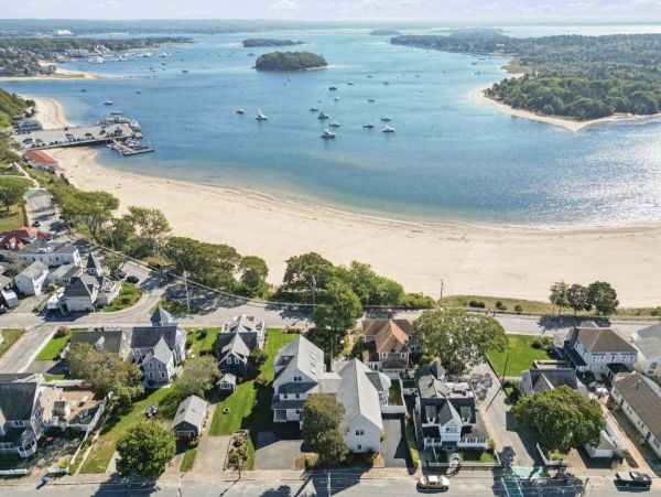 Spacious Beachfront Retreat on Onsset Beach - Your Perfect Getaway