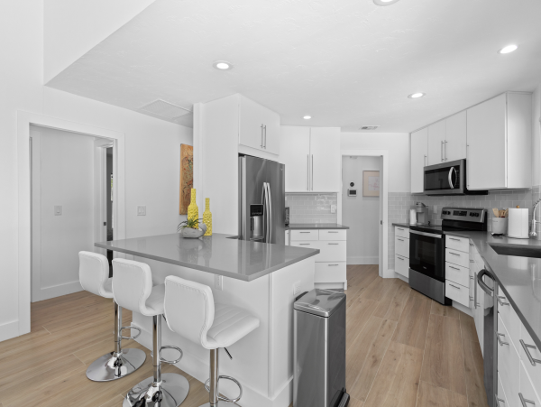 New Arrival Lido Key Four Bedroom Pool Home