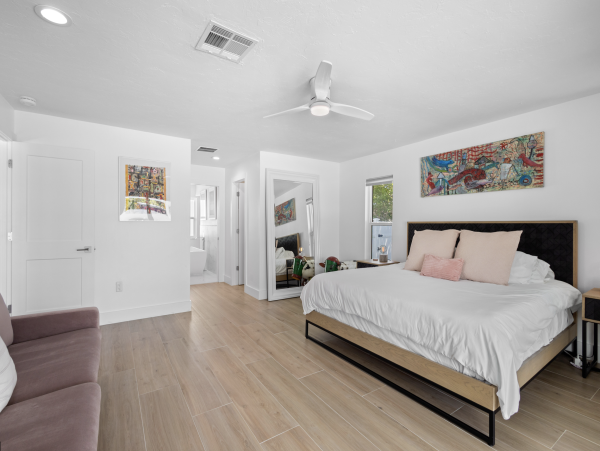 New Arrival Lido Key Four Bedroom Pool Home