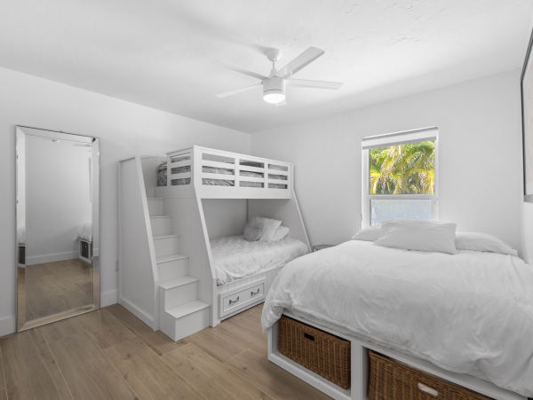New Arrival Lido Key Four Bedroom Pool Home