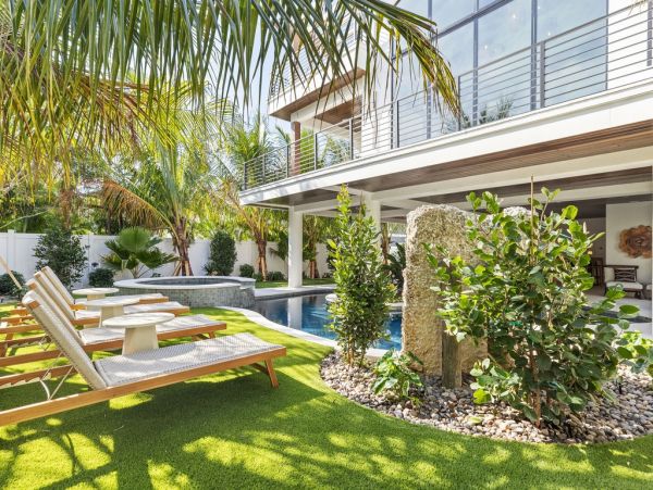 Luxury Beach-Block Home in Anna Maria Island - Unforgettable Getaway