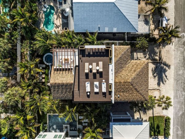 Luxury Beach-Block Home in Anna Maria Island - Unforgettable Getaway