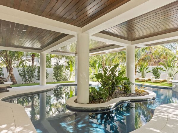 Luxury Beach-Block Home in Anna Maria Island - Unforgettable Getaway