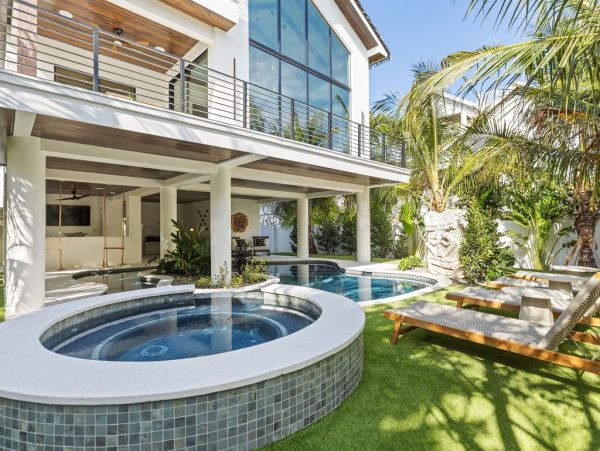 Luxury Beach-Block Home in Anna Maria Island - Unforgettable Getaway