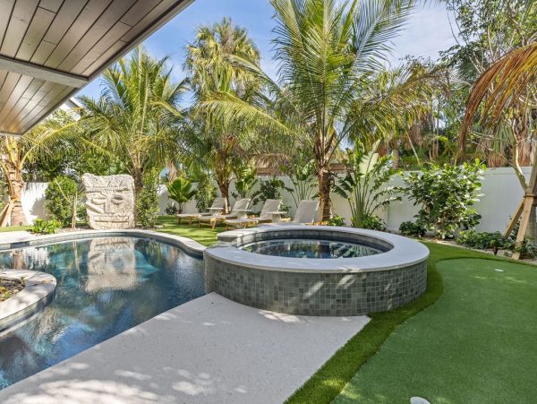 Luxury Beach-Block Home in Anna Maria Island - Unforgettable Getaway