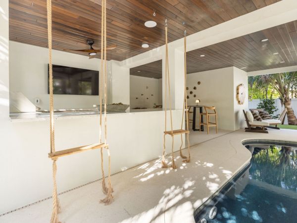 Luxury Beach-Block Home in Anna Maria Island - Unforgettable Getaway
