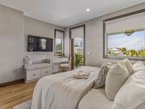 Luxury Beach-Block Home in Anna Maria Island - Unforgettable Getaway