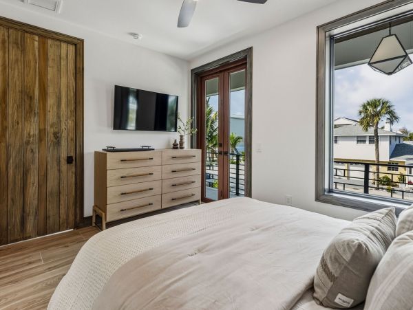 Luxury Beach-Block Home in Anna Maria Island - Unforgettable Getaway