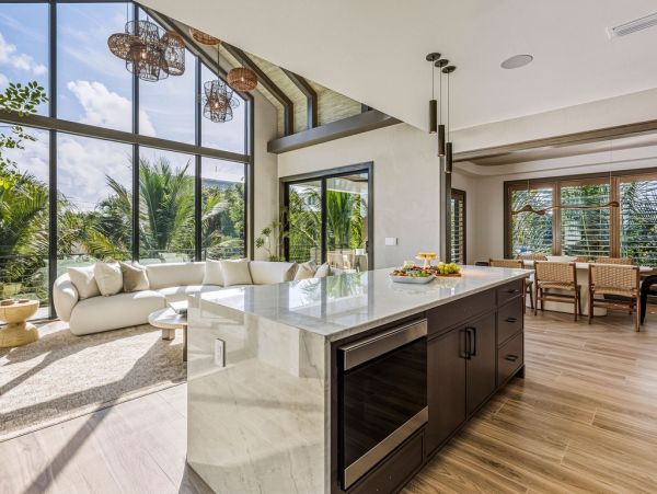 Luxury Beach-Block Home in Anna Maria Island - Unforgettable Getaway