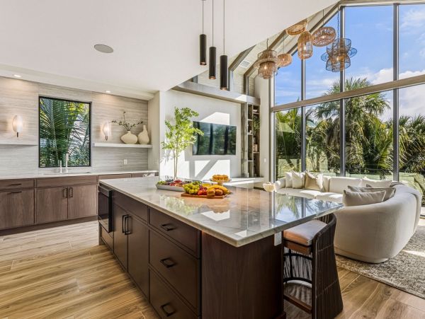 Luxury Beach-Block Home in Anna Maria Island - Unforgettable Getaway