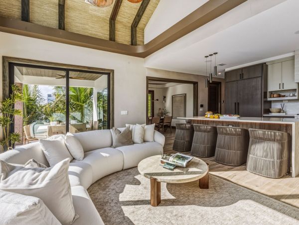 Luxury Beach-Block Home in Anna Maria Island - Unforgettable Getaway