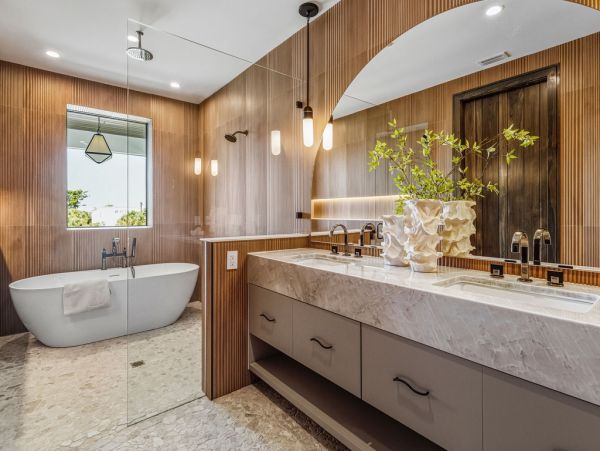 Luxury Beach-Block Home in Anna Maria Island - Unforgettable Getaway
