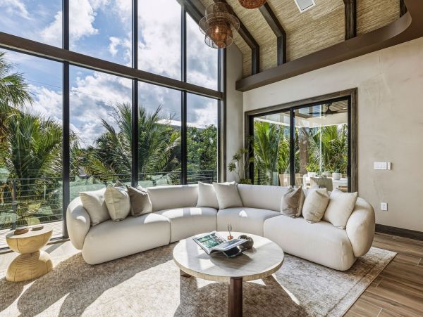 Luxury Beach-Block Home in Anna Maria Island - Unforgettable Getaway
