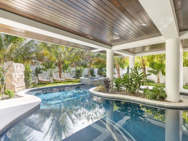 Luxury Beach-Block Home in Anna Maria Island - Unforgettable Getaway