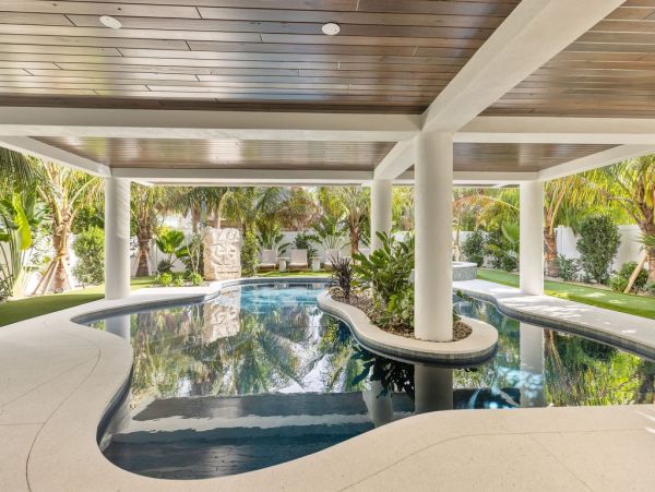 Luxury Beach-Block Home in Anna Maria Island - Unforgettable Getaway
