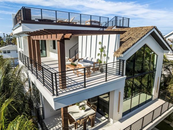 Luxury Beach-Block Home in Anna Maria Island - Unforgettable Getaway