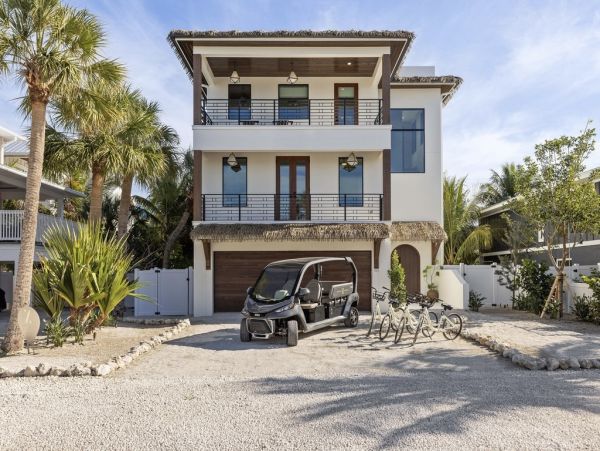 Luxury Beach-Block Home in Anna Maria Island - Unforgettable Getaway
